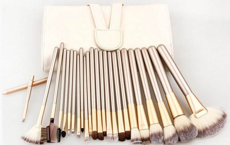 Premium Makeup Brush with Pink Clutch - Stylish Design for Flawless Finish - Buy Center