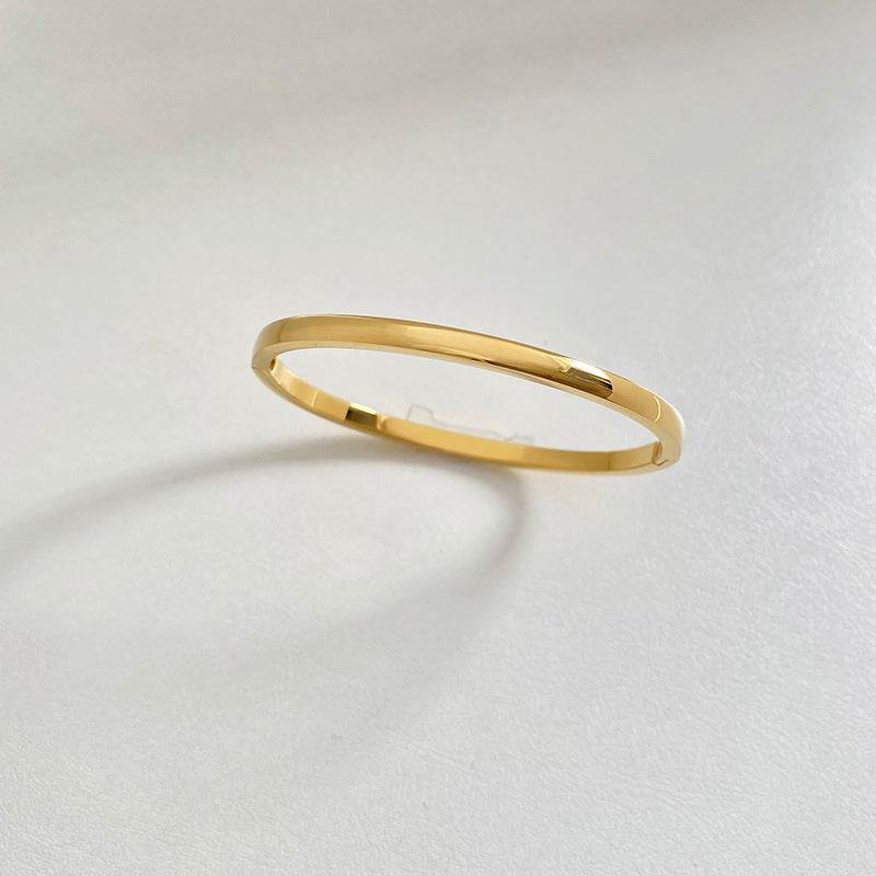 Retro Minimalistic Gold Bracelet - Trendy Buckle Design for All Occasions - Buy Center