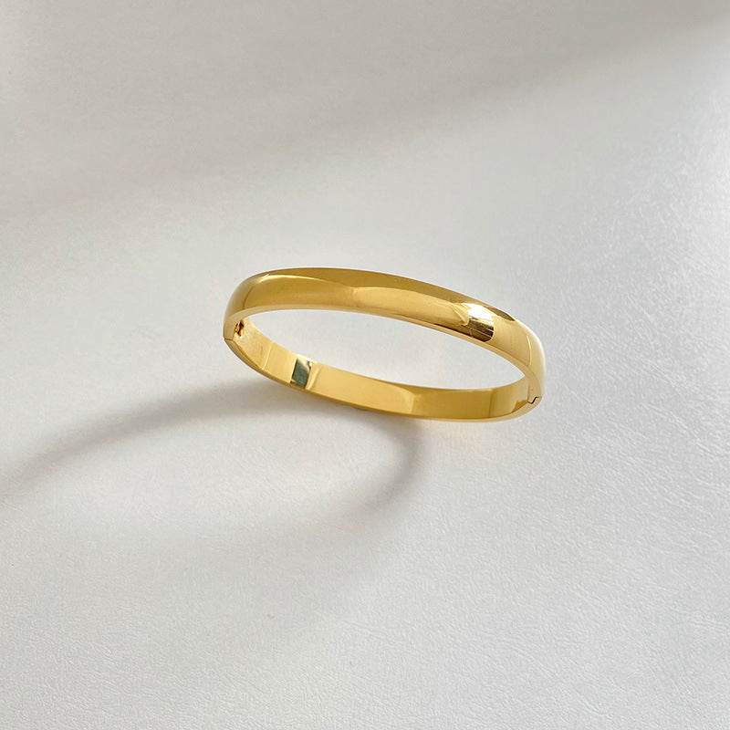Retro Minimalistic Gold Bracelet - Trendy Buckle Design for All Occasions - Buy Center