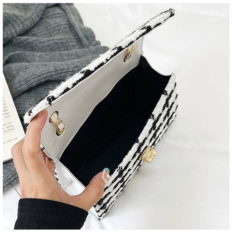 Buycenter Women's Trendy Chain Crossbody Bag - Stylish PU Fashion Accessory - Buy Center