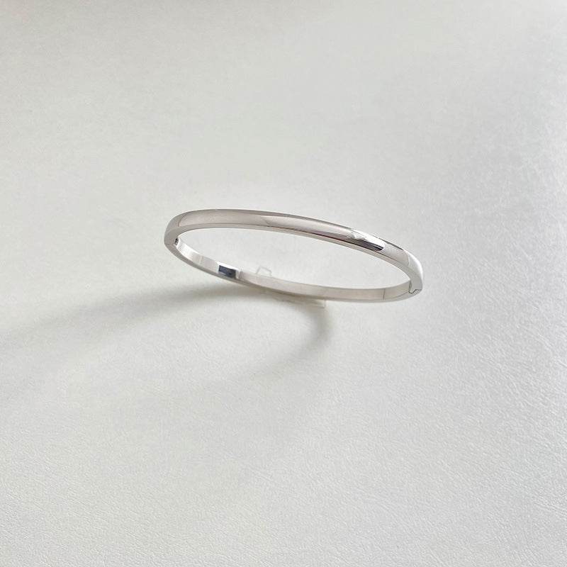 Retro Minimalistic Gold Bracelet - Trendy Buckle Design for All Occasions - Buy Center