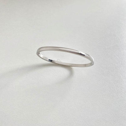 Retro Minimalistic Gold Bracelet - Trendy Buckle Design for All Occasions - Buy Center